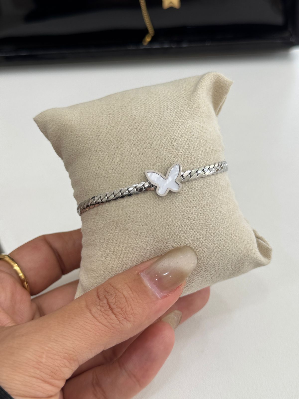 Manilla de mariposa plateada