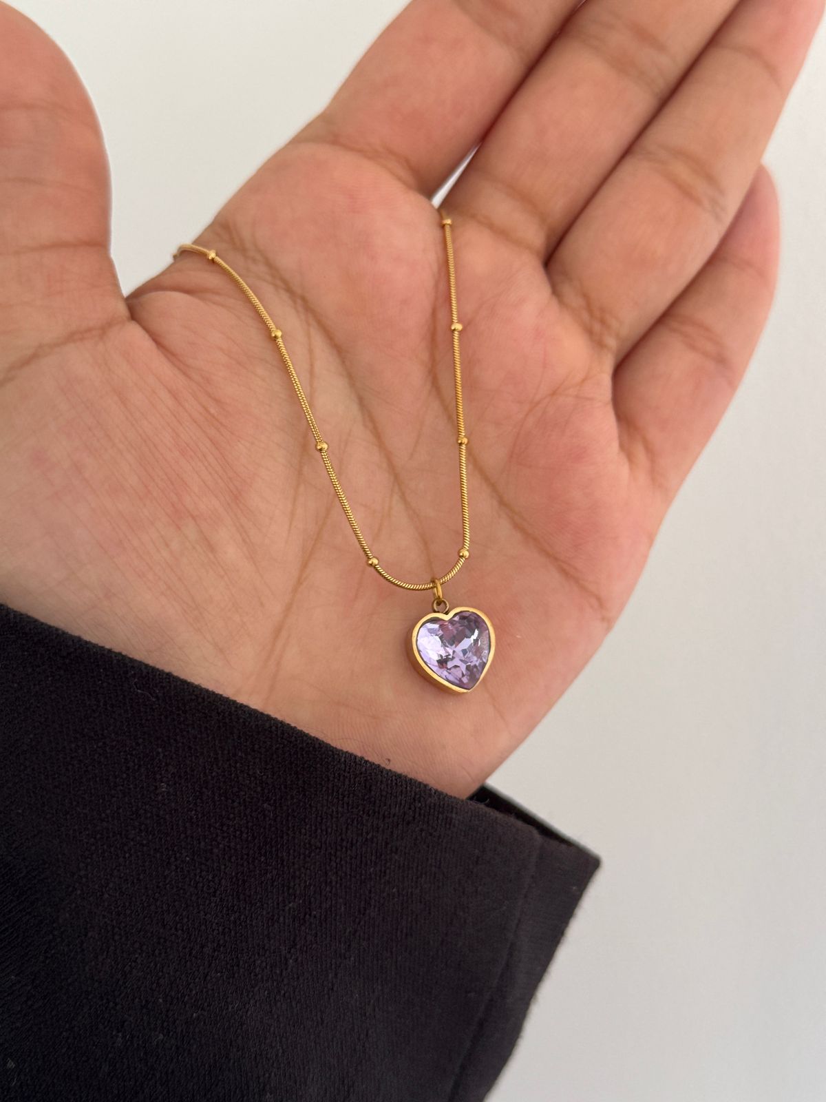 Collar dorado de corazon morado
