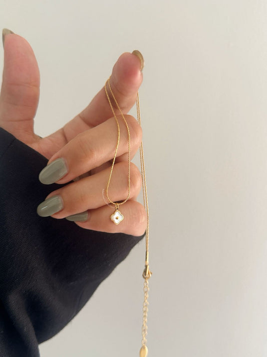 Collar Con florecita blanca