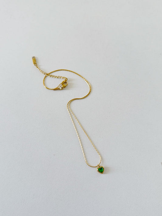 Collar dorado con corazon verde