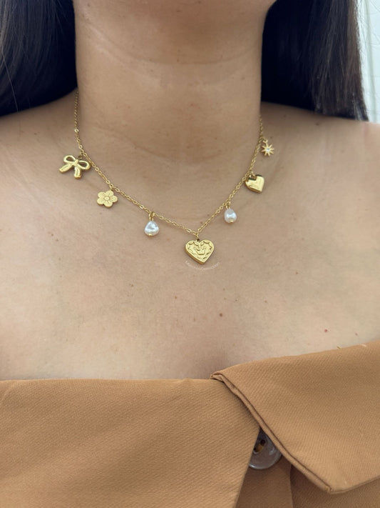 Collar de corazon y lazos