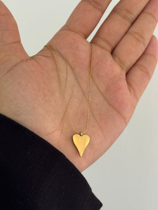 Collar de corazón dorado