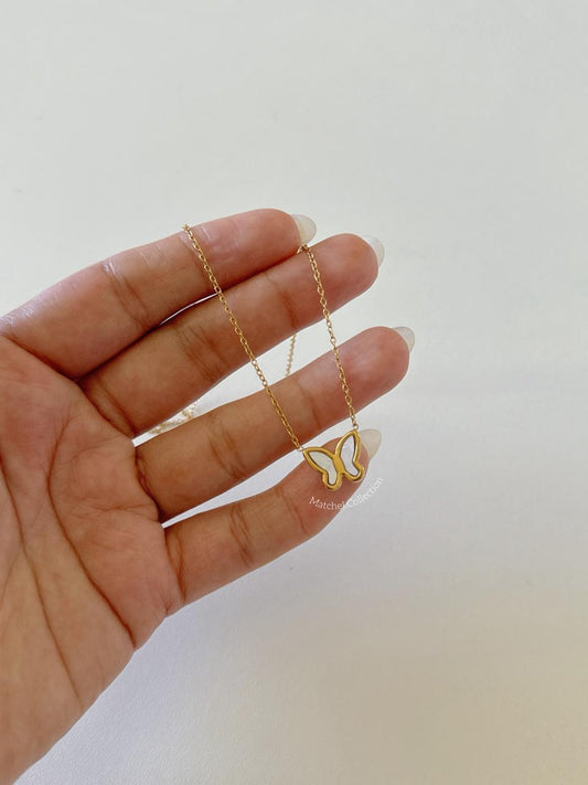 Collar de mariposa dorada