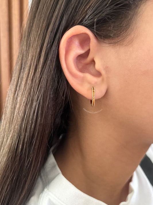 Argolla con brillito rojo